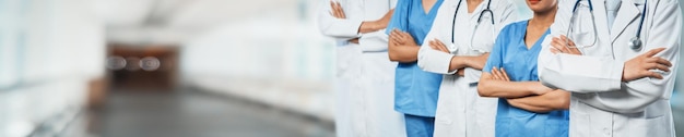 Foto team di personale medico fiducioso con medici, infermieri e professionisti specializzati nell'assistenza sanitaria persone sullo sfondo sfocato del corridoio dell'ospedale comunità medica e sanitaria in banner panoramico neoterico