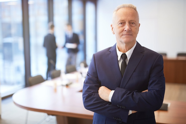 Photo confident senior businessman posing in conference room
