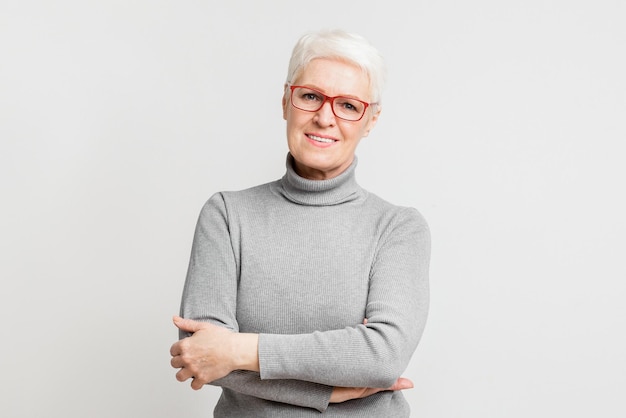 Photo confident senior woman posing with arms crossed