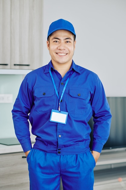 Photo confident smiling vietnamese worker