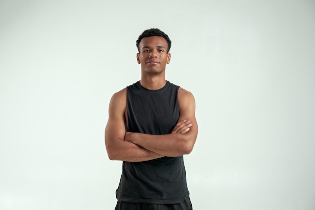 Photo confident sportsman handsome young afro american man keeping arms crossed and looking at camera