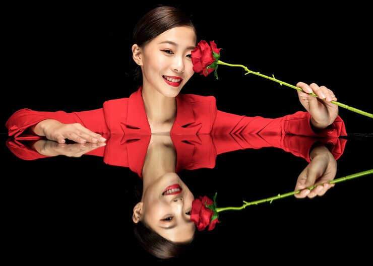 Photo 自信的時尚女士穿著紅色禮服摆姿勢