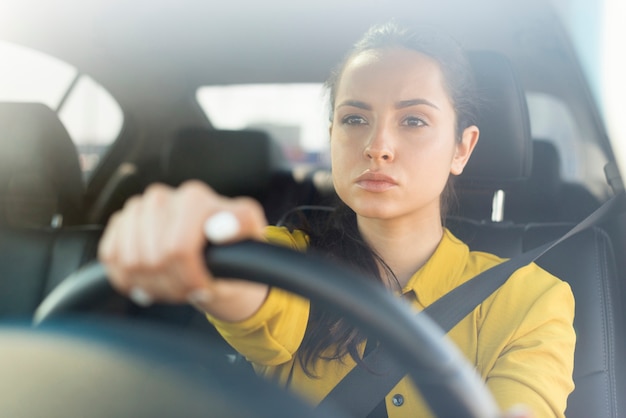 彼女の車を運転して自信を持って女性