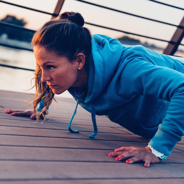 Photo confident woman exercising in city