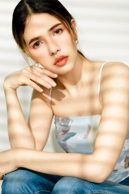 Foto donna sicura con un bel viso con una pelle fresca e pulita perfetta su uno sfondo bianco
