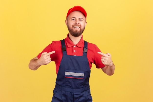 Fiducioso lavoratore in piedi e indicando se stesso vantandosi del risultato del suo lavoro