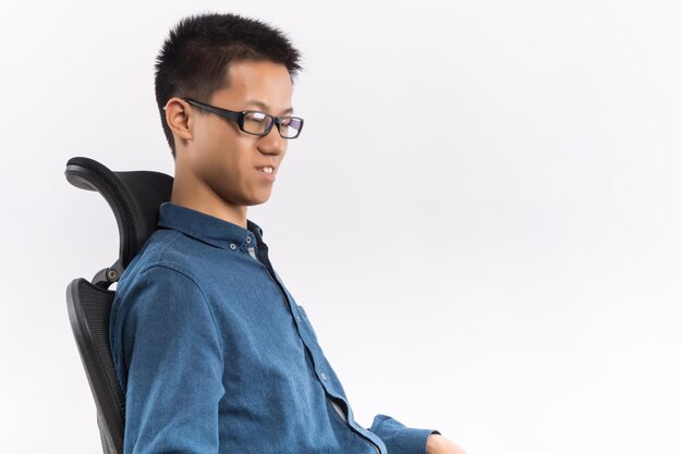 Photo confident young business man sitting in a chair
