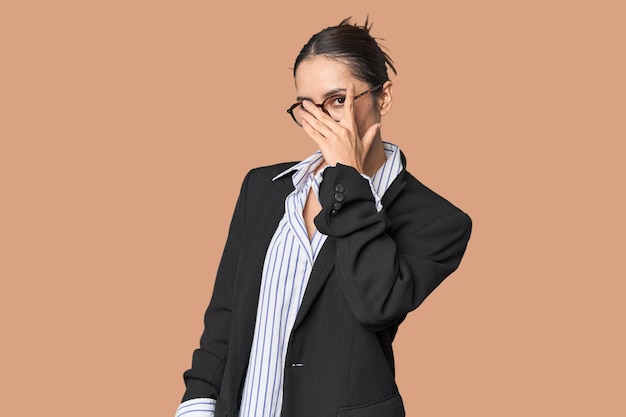 Photo confident young caucasian businesswoman on studio background blink at the camera