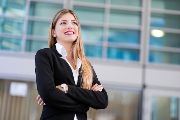 Photo confident young female manager outdoor in a modern urban setting