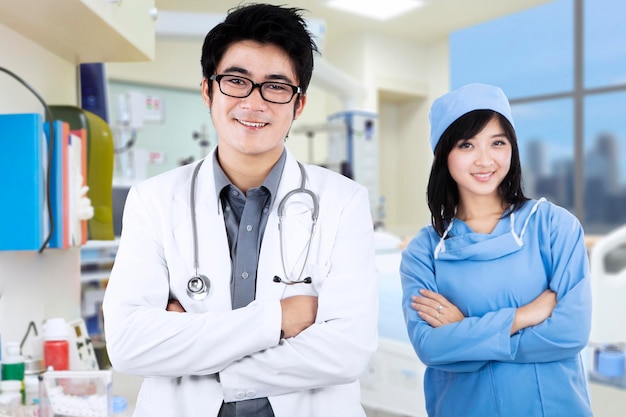 Photo confident young medical team isolated