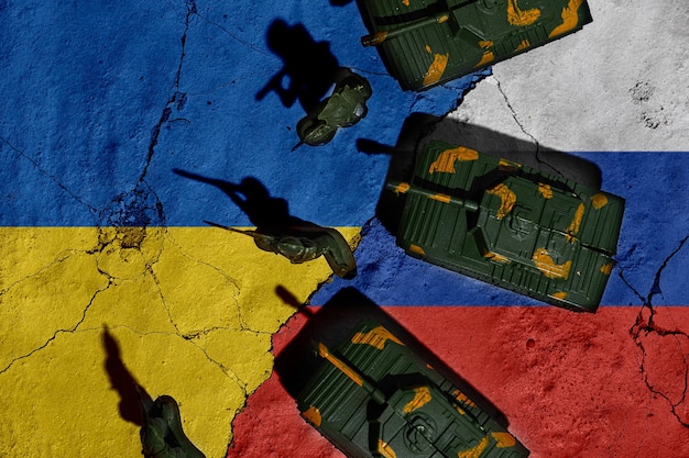 Фото Конфликт между россией и украиной гранж флаги россии и украины с тенями солдат