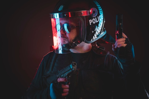 빨간색 위험 표시등이 있는 충돌 진압 경찰. 헬멧과 방탄 조끼로 무장 한 남자