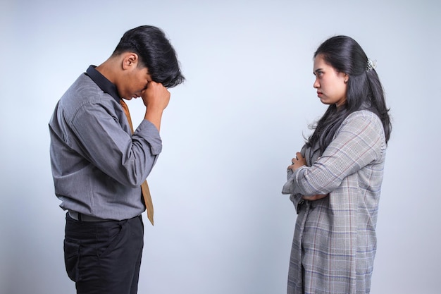 두 명의 젊은 아시아 사업가와 사업가 여성의 갈등 여성이 남자를 꾸는 노동자가 해고되었습니다.