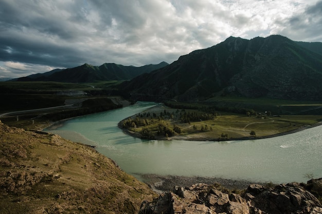 Foto la confluenza dei fiumi chuya e katun nelle montagne altai