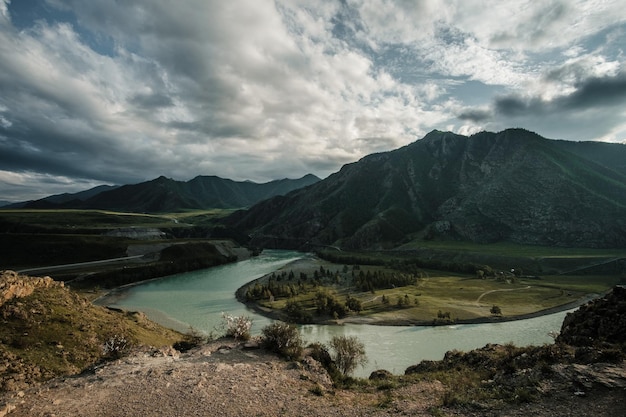 La confluenza dei fiumi chuya e katun nelle montagne altai