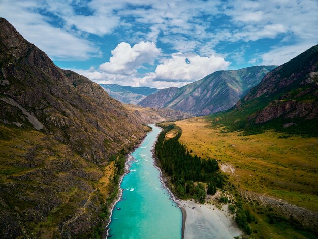 Photo the confluence of mountain rivers - argut and katun.gorny altai russia.