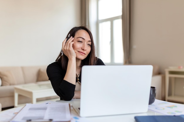 Donna d'affari confusa infastidita da problemi online e-mail di spam o notizie false su internet guardando il computer portatile che si sente scioccata dal computer bloccato disorientata da un messaggio di truffa o da virus