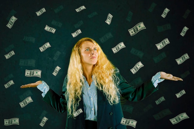 Фото Смущенная деловая женщина стоит под падающими деньгами