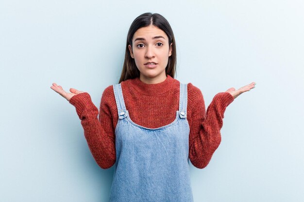 Confuso e dubbioso scrollando le spalle per tenere uno spazio di copia