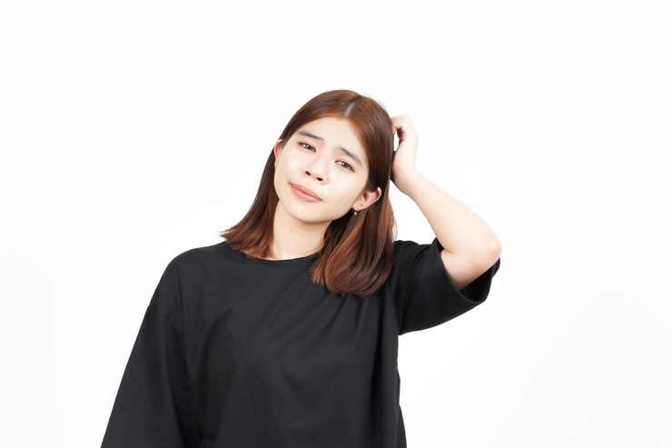 Photo 흰색 배경에 고립 된 아름다운 아시아 여성의 혼란스럽고 잊어 버리십시오.