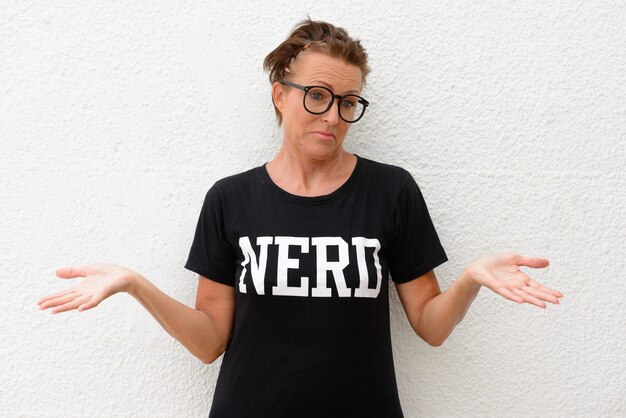 Photo confused mature nerd woman wearing big eyeglasses isoalted