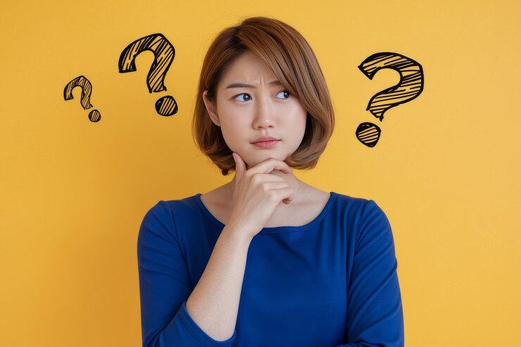 Photo 混乱した青い服を着た女性は疑問を投げかける目で考えています