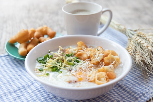 Congee gekookt ei met sojamelk en Chinese gefrituurde dubbele deegstick