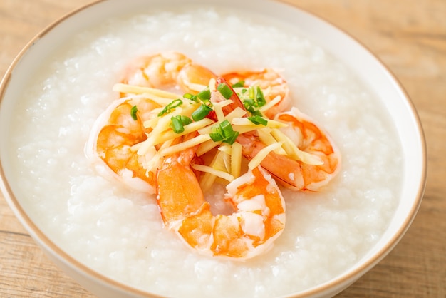 Congee met garnalen en verse gember erop