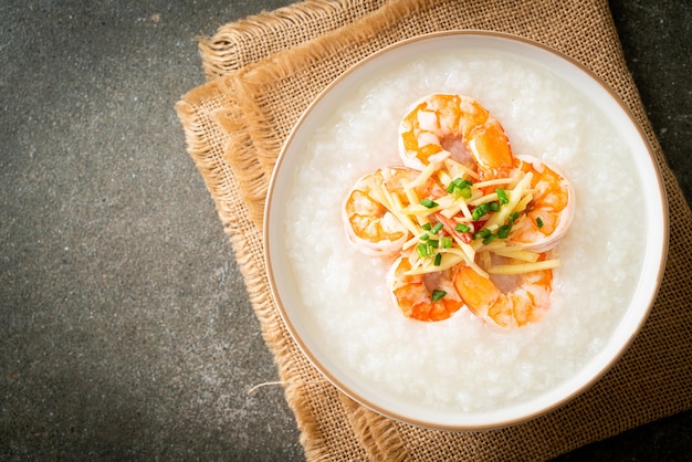 Congee met garnalen en verse gember erop