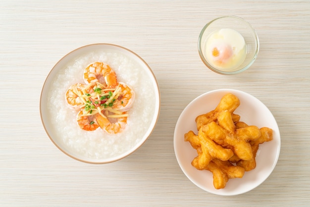 Congee met garnalen en verse gember erop