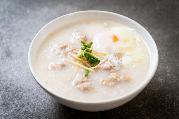 Congee met gehakt varkensvlees in kom