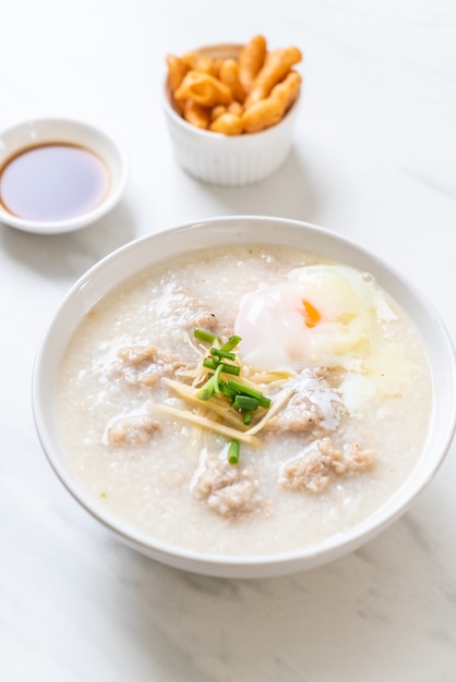 congee met gehakt varkensvlees in kom