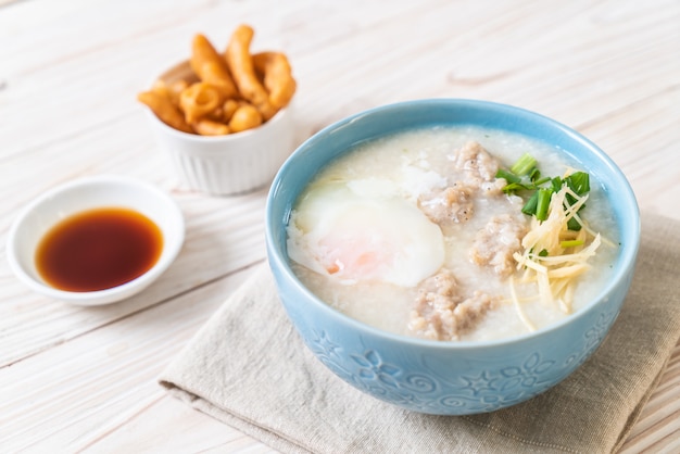 congee met gehakt varkensvlees in kom