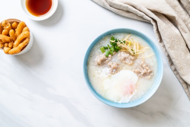 congee met gehakt varkensvlees in kom