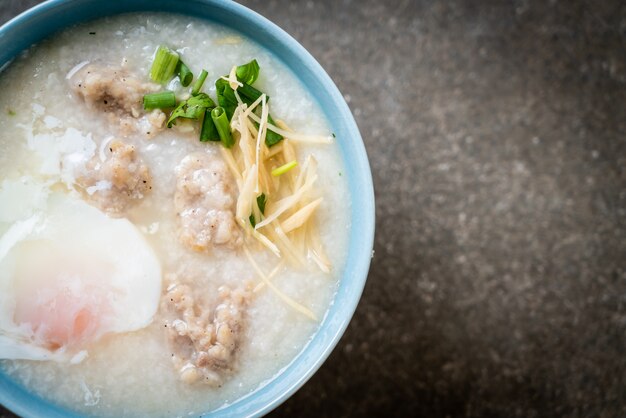 congee met gehakt varkensvlees in kom