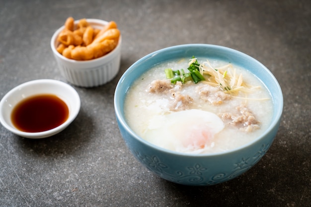 congee met gehakt varkensvlees in kom