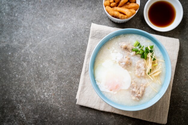 congee met gehakt varkensvlees in kom