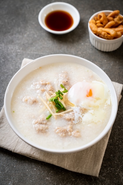 Congee met gehakt varkensvlees in kom