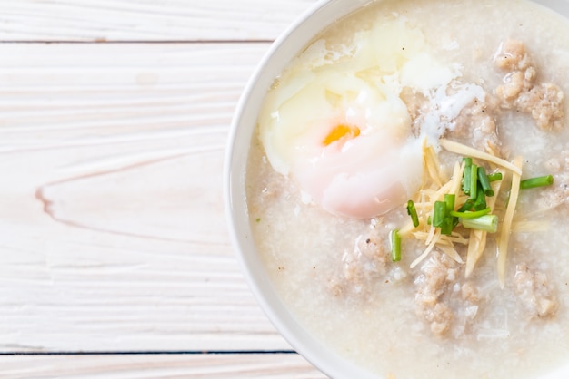 Congee met gehakt varkensvlees in kom