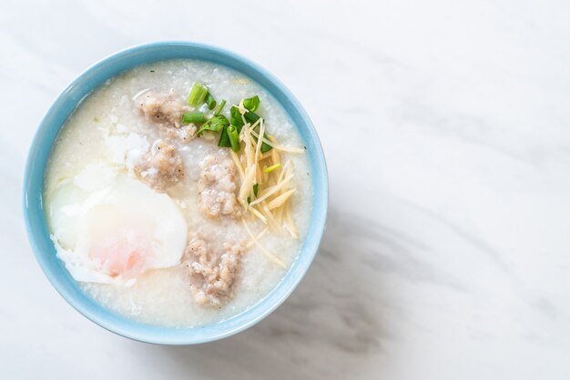 Congee met gehakt varkensvlees in kom