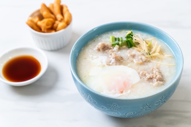 Congee met gehakt varkensvlees in kom