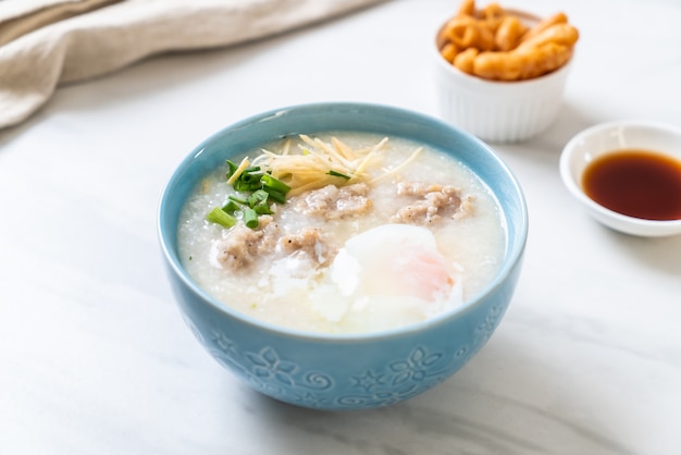 Congee met gehakt varkensvlees in kom