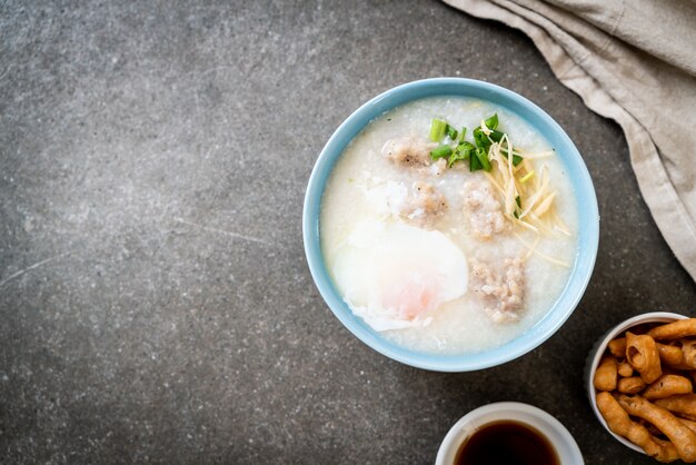 Congee met gehakt varkensvlees in kom