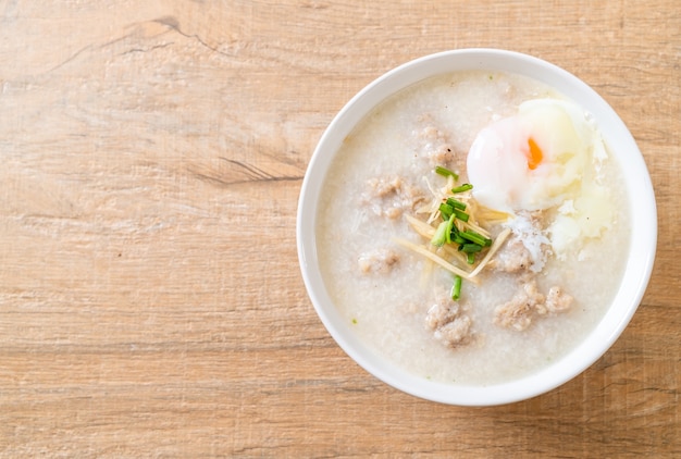 congee met varkensgehakt in kom