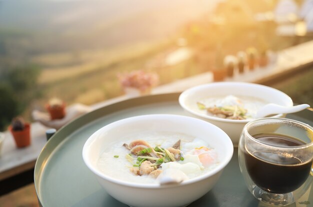 Congee met warme koffie met uitzicht op de natuur