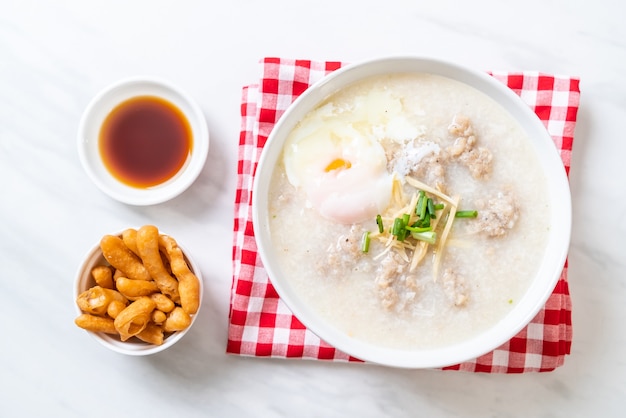 Congee con carne di maiale macinata nella ciotola