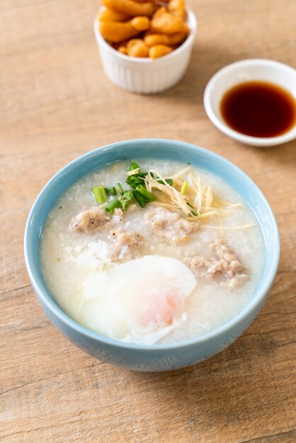 豚ひき肉をボウルに入れて粥