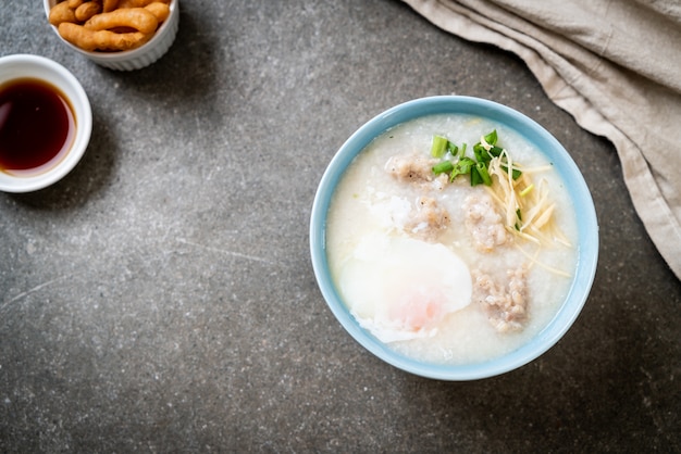 豚ひき肉をボウルに入れて粥