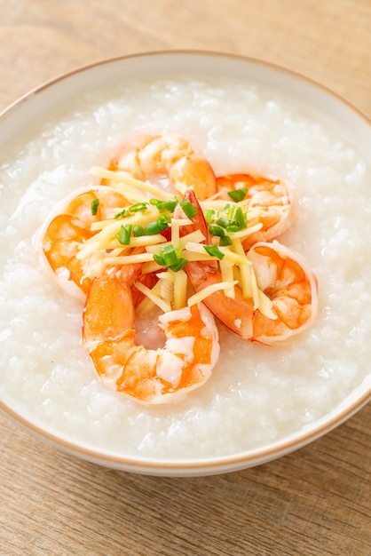 Congee con gamberi e zenzero fresco sopra