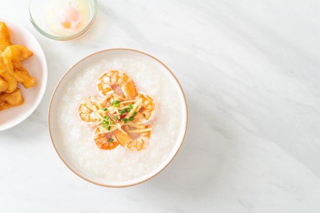 Congee con gamberi e zenzero fresco sopra